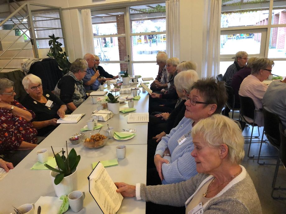 Mætte og veltilpasse. Højskolesangbogen er fundet frem.