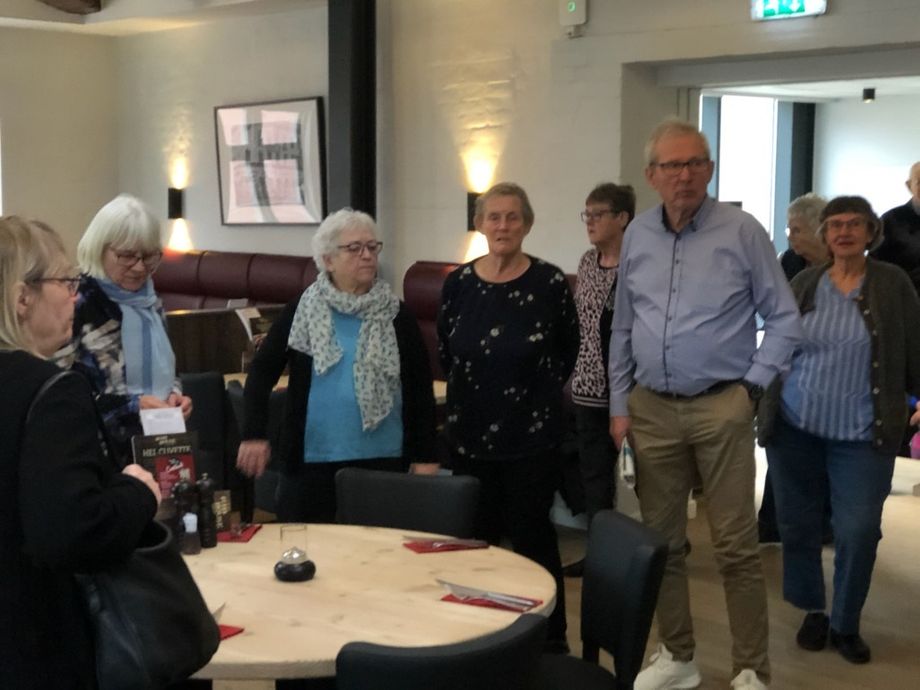 Vi fik mulighed for at se lokalerne på restaurantens første sal, der var plads til store selskaber og udsigt ud over havnen.